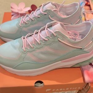 COPY - BRAND NEW NIB FABLETICS SILVERLAKE PERFORMANCE